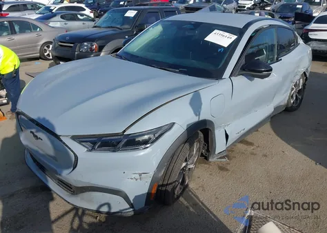 2024 Ford Mustang Mach-E Select z USA, uszkodzony, nr VIN 3FMTK1R48RMA23020